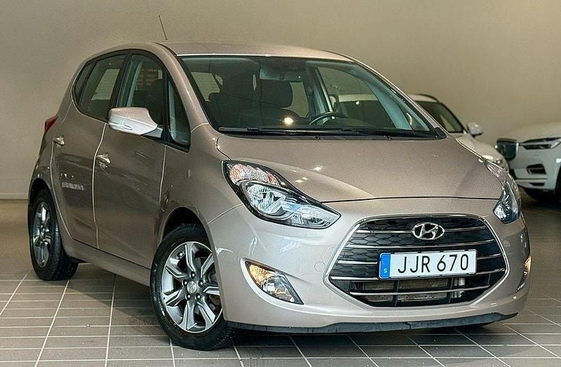 Ljusbrun (brun metalic) Begagnad 2016 Hyundai ix20 Minibuss | 132 900 kr (Lite dyr) - Bild 1/4