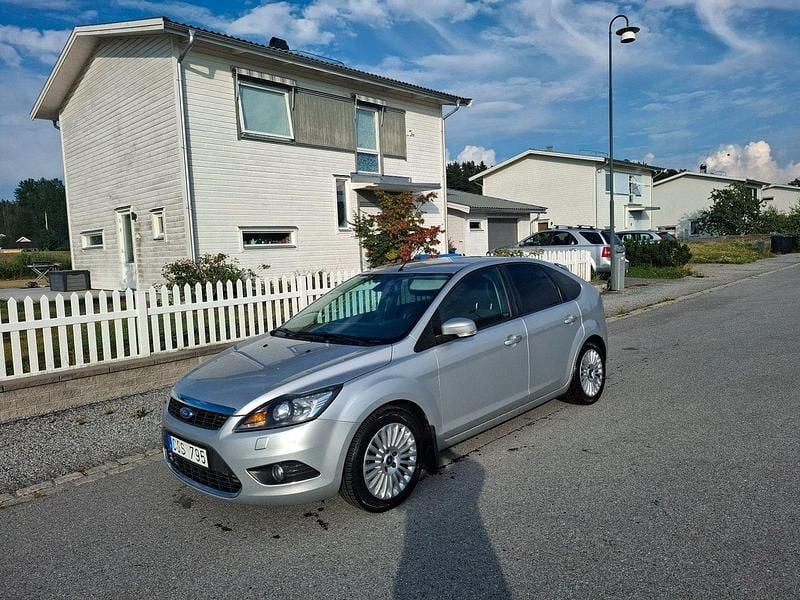 Grå (gråmetallic ) Begagnad 2011 Ford Focus Titanium Halvkombi | 35 000 kr (Bra pris) - Bild 1/4