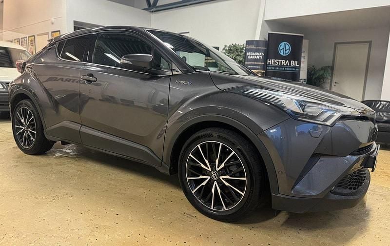 Mörkgrå (grå) Begagnad 2018 Toyota C-HR+ Executive SUV | 174 900 kr (Marknadspris) - Bild 1/4