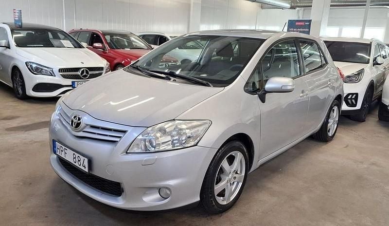 Silver Begagnad 2010 Toyota Auris Halvkombi | 85 000 kr (Marknadspris) - Bild 1/3