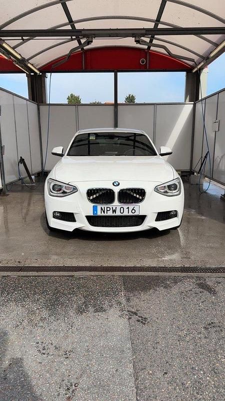 Vit Begagnad 2015 BMW 116 M Sport Halvkombi | 135 000 kr (Dyr) - Bild 1/4