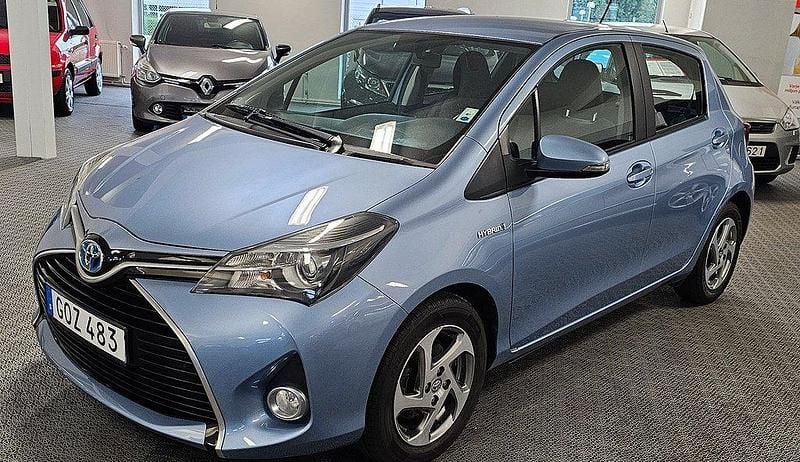 Ljusblå Begagnad 2014 Toyota Yaris Hybrid Active Halvkombi | 134 900 kr (Marknadspris) - Bild 1/4