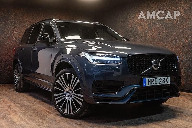 Mörkblå Begagnad 2022 Volvo XC90 R-Design SUV | 598 500 kr (Marknadspris) - Bild 1/4