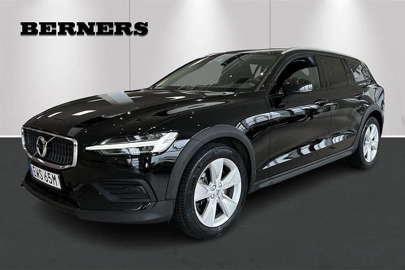 Svart Begagnad 2022 Volvo V60 CC Momentum Kombi | 369 900 kr (Marknadspris) - Bild 1/4