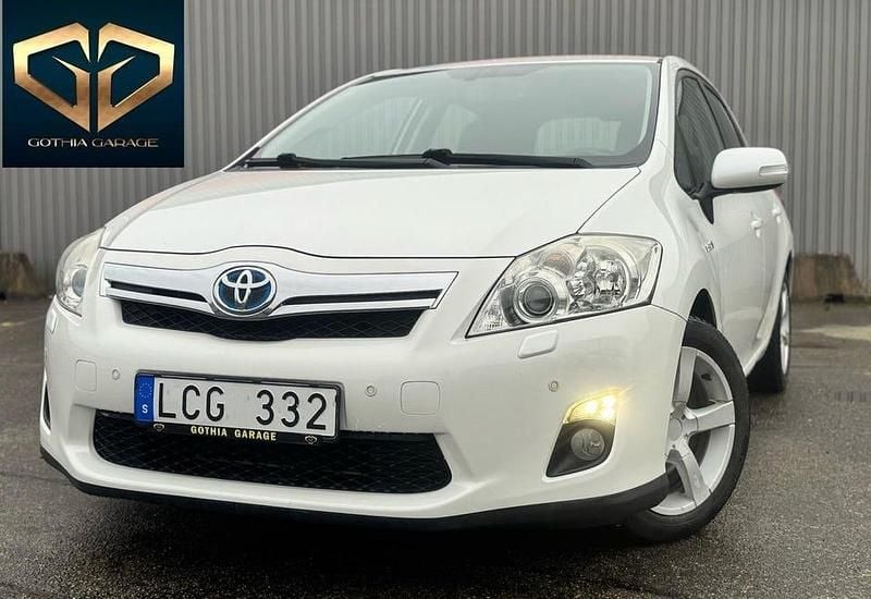 Vit Begagnad 2010 Toyota Auris Hybrid Premium Halvkombi | 99 900 kr (Marknadspris) - Bild 1/4