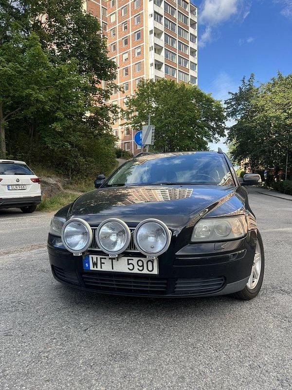 Svart Begagnad 2005 Volvo V50 Kombi | 23 000 kr (Marknadspris) - Bild 1/4