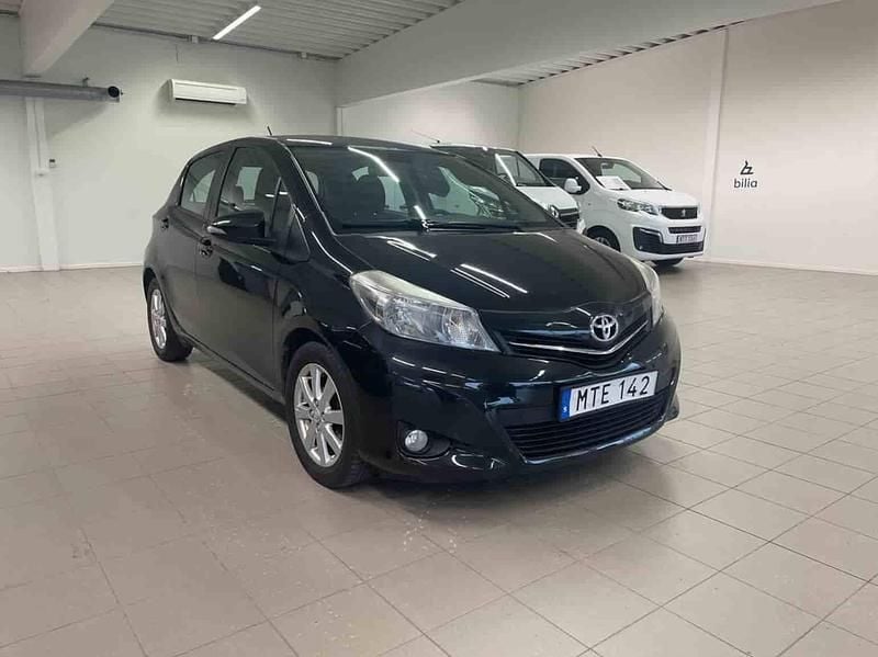 Svart Begagnad 2012 Toyota Yaris Halvkombi | 74 900 kr - Bild 1/1