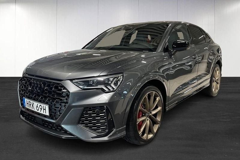 Grå Begagnad 2022 Audi Q3 Sportback SUV | 599 000 kr (Marknadspris) - Bild 1/4