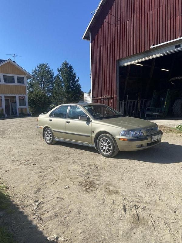Brun Begagnad 2001 Volvo S40 Sedan | 15 000 kr (Marknadspris) - Bild 1/4