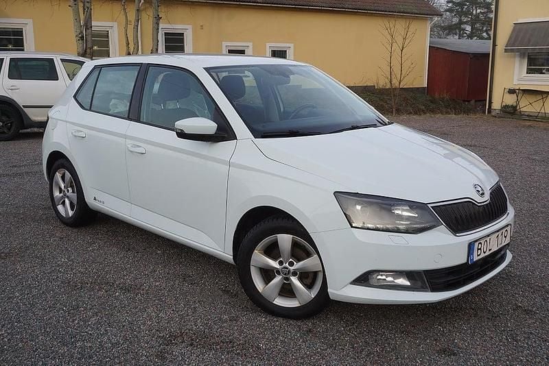 Vit Begagnad 2016 Skoda Fabia Style Halvkombi | 92 900 kr (Marknadspris) - Bild 1/4