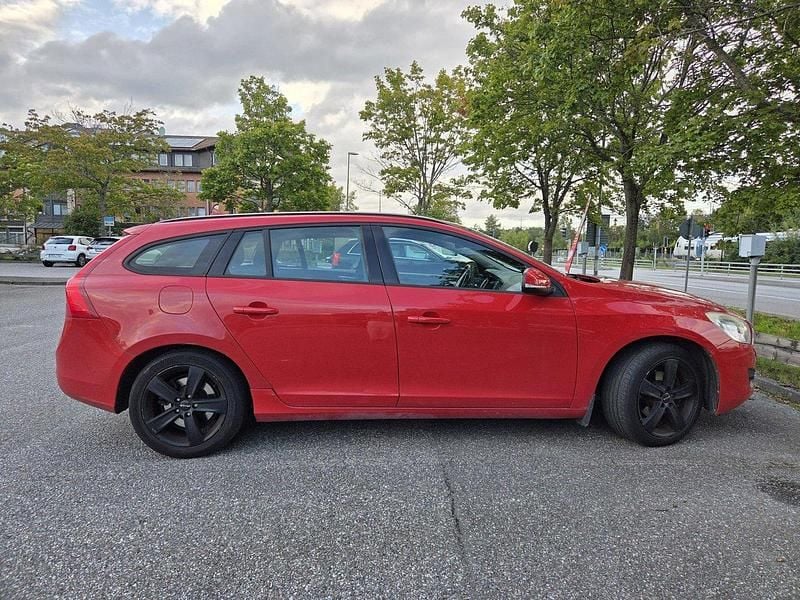 Röd Begagnad 2012 Volvo V60 Kinetic Kombi | 50 000 kr (Superpris) - Bild 1/4