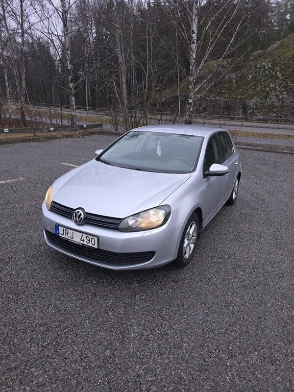 Silver Begagnad 2009 VW Golf VI Halvkombi | 28 000 kr (Bra pris) - Bild 1/4