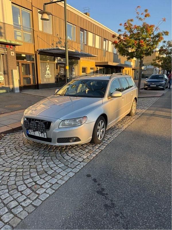 Grå Begagnad 2012 Volvo V70 Momentum Kombi | 62 500 kr (Lite dyr) - Bild 1/4