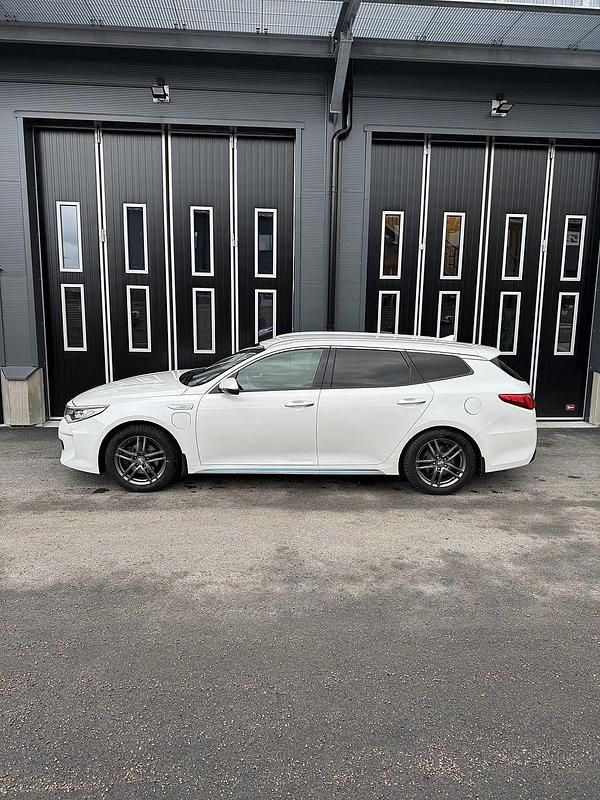 Begagnad Kia Optima Comfort 205 HK (150 kW) 2017 Vit Kombi