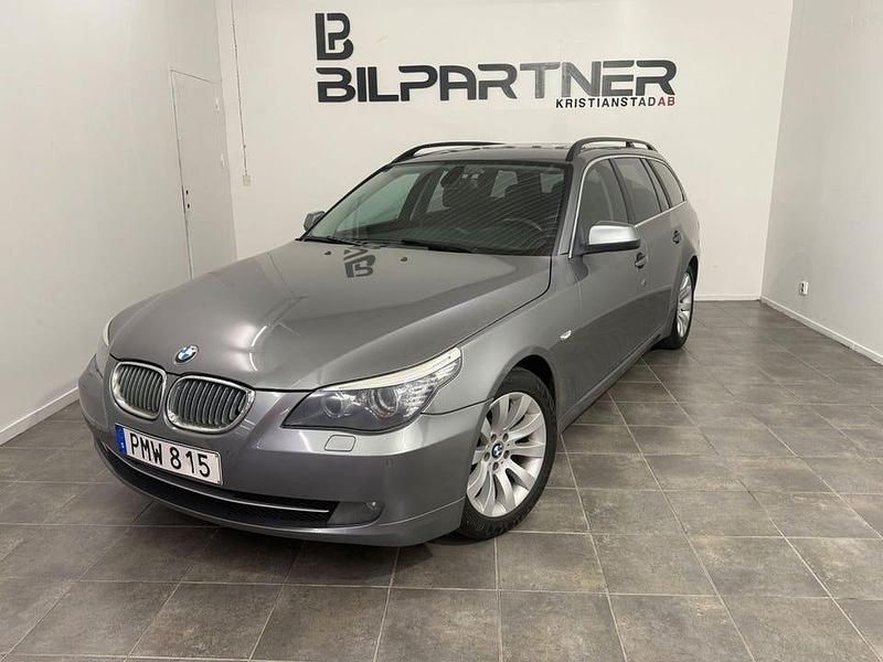 Grå Begagnad 2010 BMW 520 Kombi | 72 900 kr (Superpris) - Bild 1/4