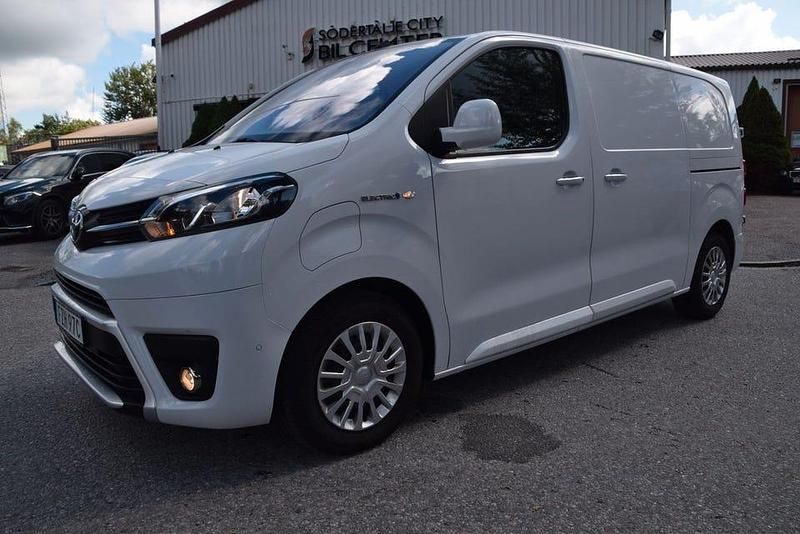 Vit (vit met) Begagnad 2022 Toyota Proace Van | 349 900 kr (Marknadspris) - Bild 1/4