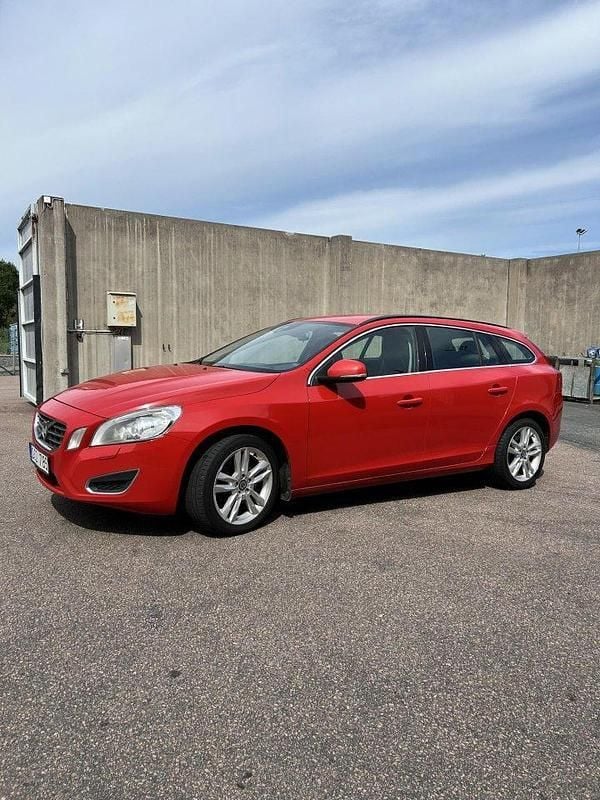 Röd Begagnad 2013 Volvo V60 Momentum Kombi | 79 000 kr (Marknadspris) - Bild 1/4