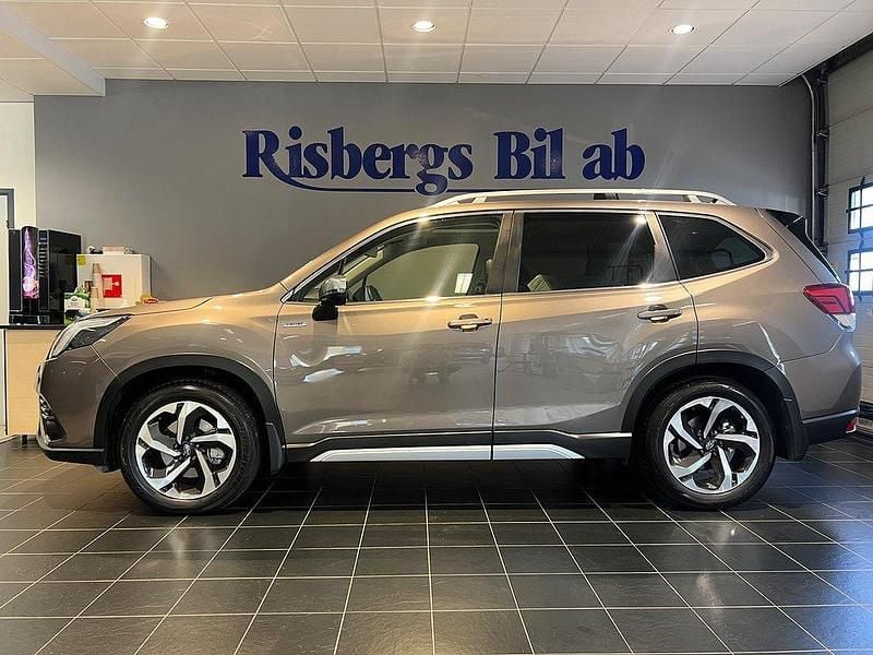 Brun Begagnad 2024 Subaru Forester SUV | 409 900 kr (Marknadspris) - Bild 1/4