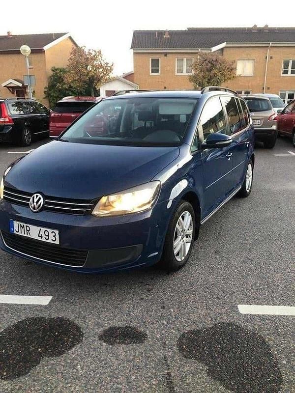 Blå Begagnad 2012 VW Touran Minibuss | 62 999 kr (Marknadspris) - Bild 1/4