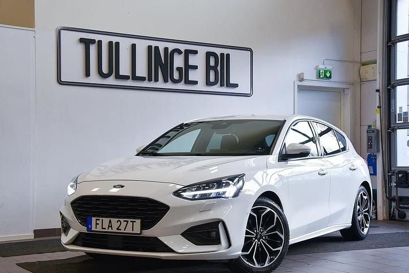 Vit Begagnad 2019 Ford Focus ST-Line Halvkombi | 174 900 kr (Marknadspris) - Bild 1/4