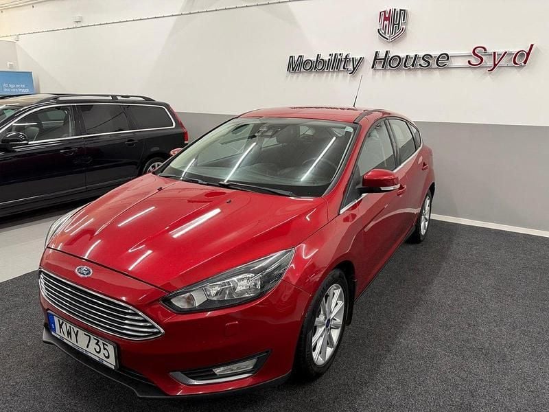 Röd Begagnad 2015 Ford Focus Titanium Halvkombi | 64 900 kr (Bra pris) - Bild 1/4