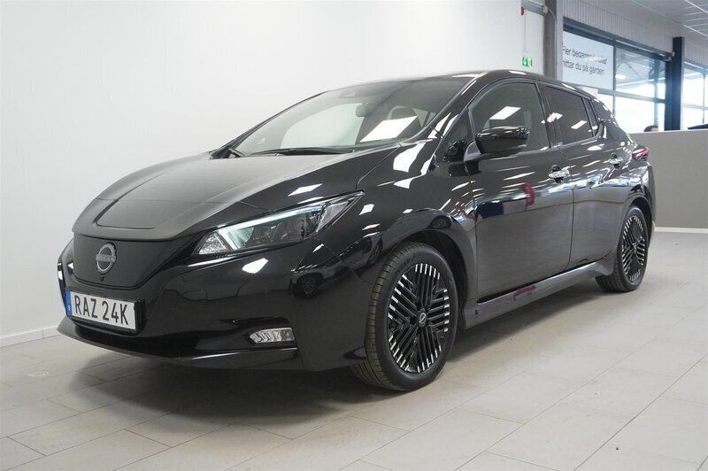Svart Begagnad 2023 Nissan Leaf 360º Halvkombi | 208 800 kr (Marknadspris) - Bild 1/4