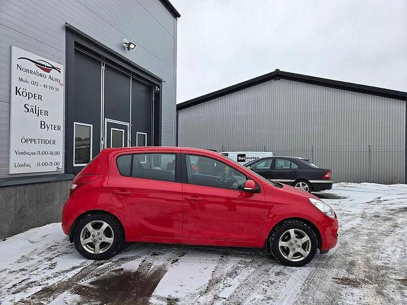 Begagnad Hyundai i20 Select 90 HK (66 kW) 2011 Röd Halvkombi