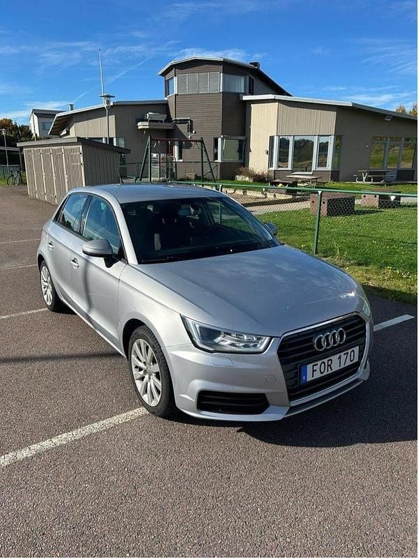 Silver Begagnad 2015 Audi A1 Sportback Sport Halvkombi | 99 900 kr (Superpris) - Bild 1/4