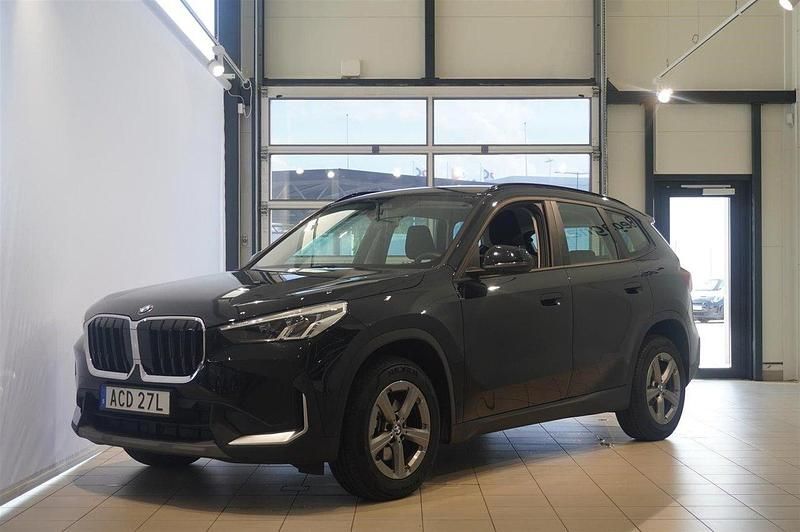 Svart Begagnad 2024 BMW X1 Shadowline SUV | 499 900 kr - Bild 1/4