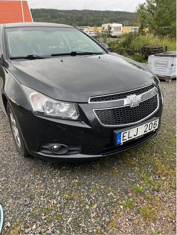 Svart Begagnad 2012 Chevrolet Cruze Halvkombi | 40 000 kr (Marknadspris) - Bild 1/2