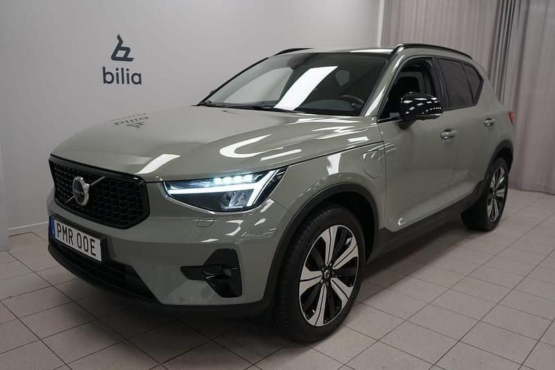 Grön Begagnad 2023 Volvo XC40 Plus SUV | 389 900 kr (Marknadspris) - Bild 1/3