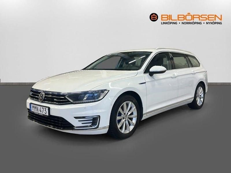 Vit Begagnad 2017 VW Passat GTE Kombi | 169 900 kr (Bra pris) - Bild 1/4