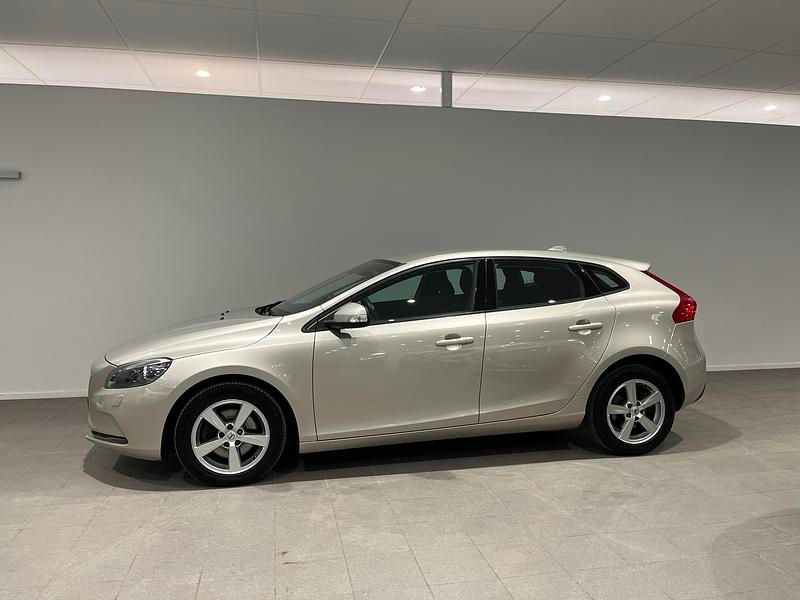 Begagnad Volvo V40 Business Edition 124 HK (91 kW) 2016 Brun Halvkombi