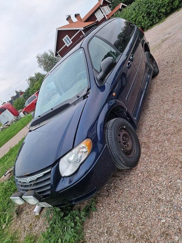 Blå Begagnad 2005 Chrysler Town & Country Minibuss | 9 000 kr - Bild 1/4