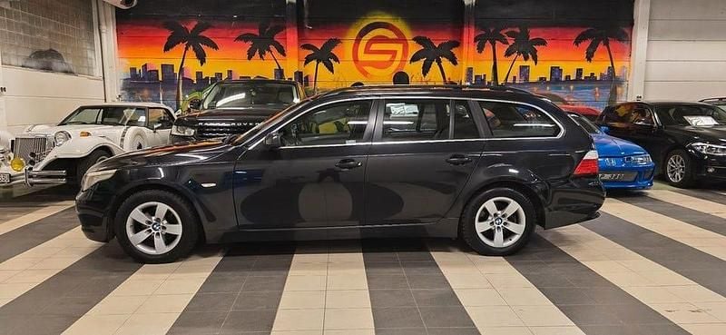 Svart Begagnad 2008 BMW 520 Kombi | 69 800 kr (Marknadspris) - Bild 1/4