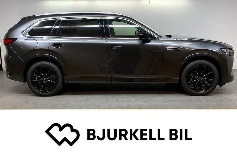 Svart metallic Ny 2025 Mazda CX-80 Homura-Line SUV | 676 400 kr (Marknadspris) - Bild 1/4