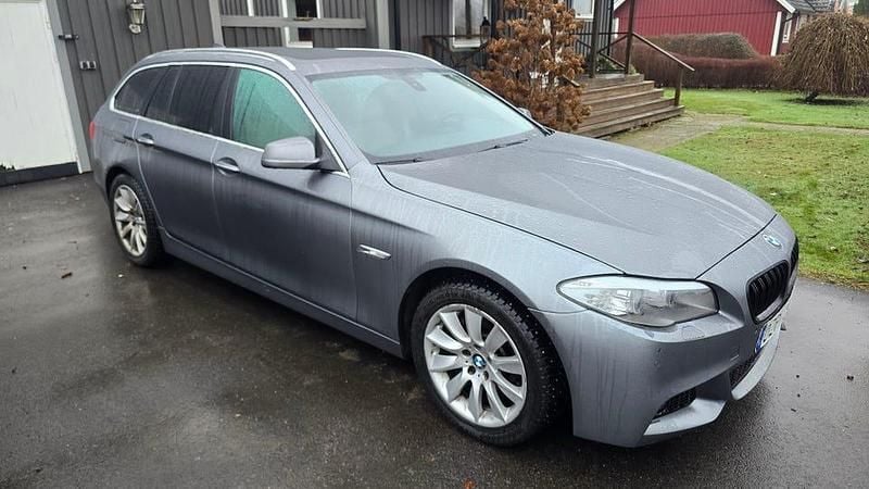 Space gray metallic Begagnad 2012 BMW 530 Kombi | 89 000 kr (Bra pris) - Bild 1/4