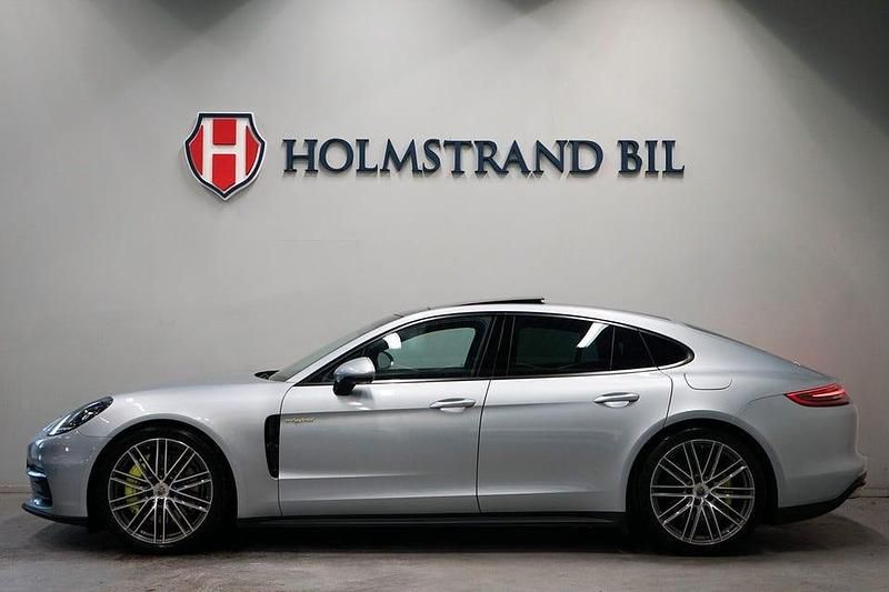 Silver Begagnad 2018 Porsche Panamera 4 Chrono Sedan | 639 900 kr (Marknadspris) - Bild 1/4