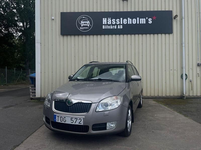Ljusbrun (brun) Begagnad 2010 Skoda Fabia Kombi | 44 900 kr (Marknadspris) - Bild 1/4