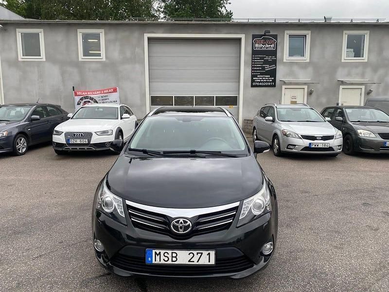 Svart Begagnad 2012 Toyota Avensis Business Edition Kombi | 62 900 kr (Marknadspris) - Bild 1/4