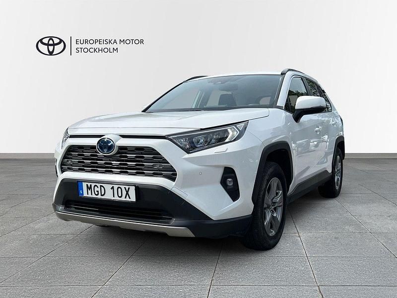 Vit Begagnad 2022 Toyota RAV4 Hybrid Active SUV | 359 900 kr (Marknadspris) - Bild 1/3