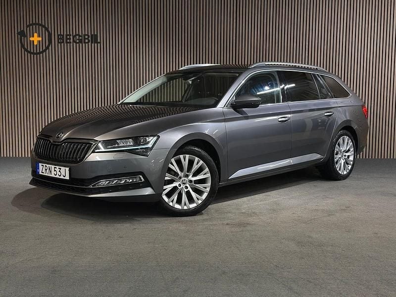 Grå Begagnad 2022 Skoda Superb Kombi | 299 000 kr (Marknadspris) - Bild 1/3