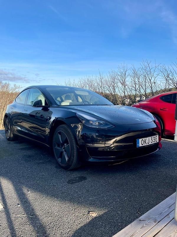 Svart Begagnad 2023 Tesla Model 3 Long Range AWD Sedan | 312 000 kr (Marknadspris) - Bild 1/4
