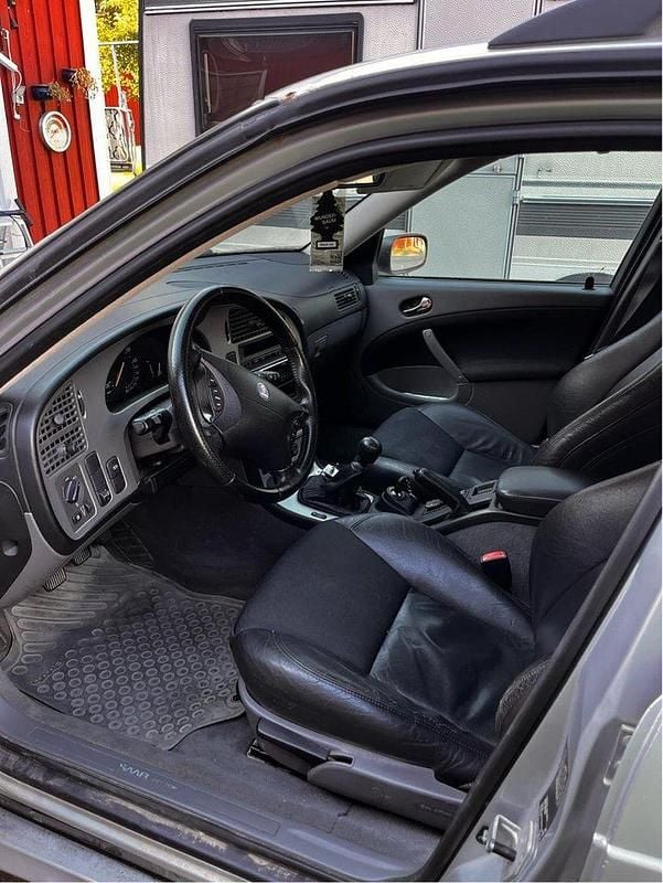 Grå Begagnad 2004 Saab 9-5 Vector Kombi | 9 000 kr (Bra pris) - Bild 1/4