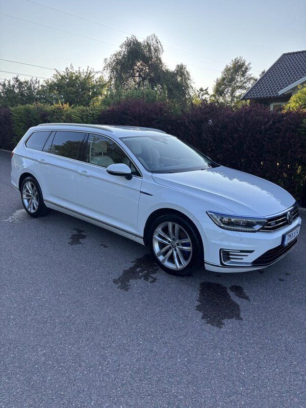 Vit Begagnad 2018 VW Passat GTE Kombi | 149 000 kr (Marknadspris) - Bild 1/4