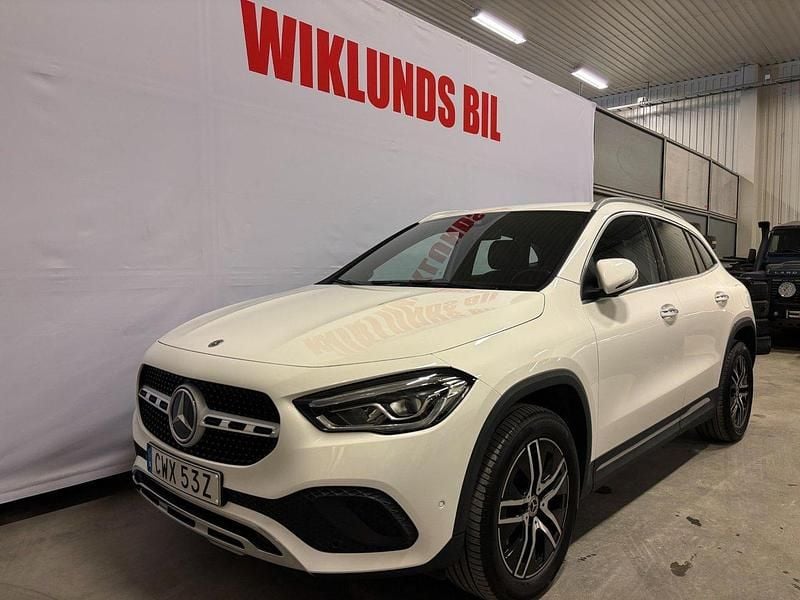 Vit Begagnad 2022 Mercedes GLA200 SUV | 339 900 kr (Marknadspris) - Bild 1/4