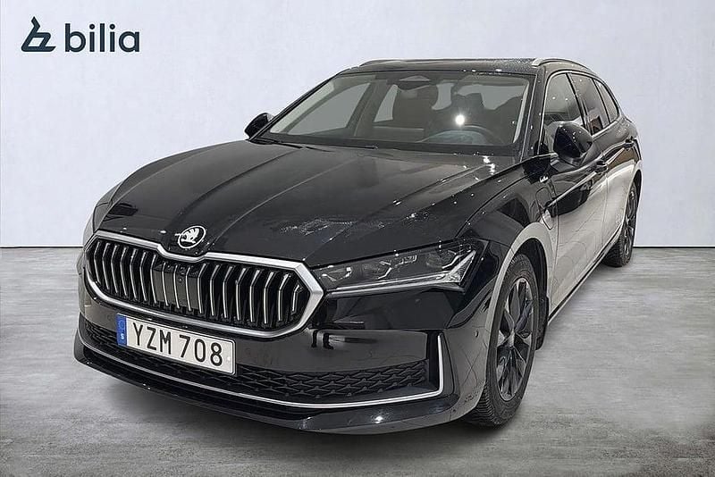 Svart Begagnad 2024 Skoda Superb LAURIN & KLEMENT Kombi | 468 900 kr (Marknadspris) - Bild 1/4