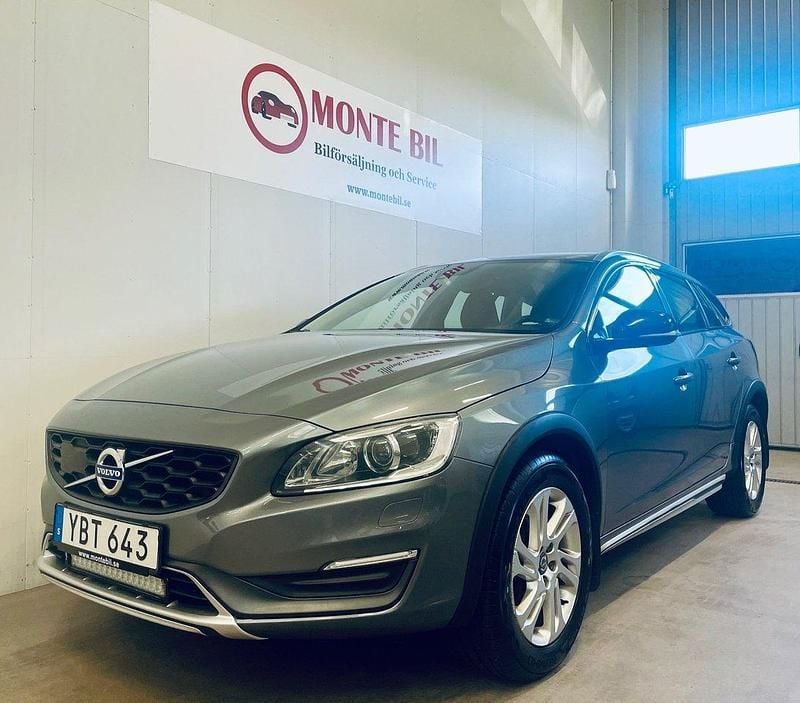Grå Begagnad 2016 Volvo V60 CC Summum Kombi | 159 900 kr (Bra pris) - Bild 1/4