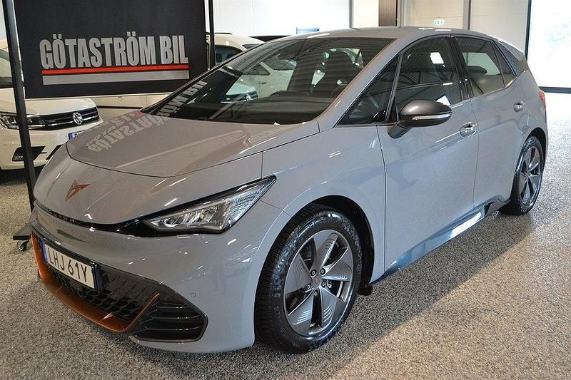 Ljusgrå (moonstone grey metallic) Begagnad 2022 Cupra Born Halvkombi | 248 000 kr (Marknadspris) - Bild 1/4