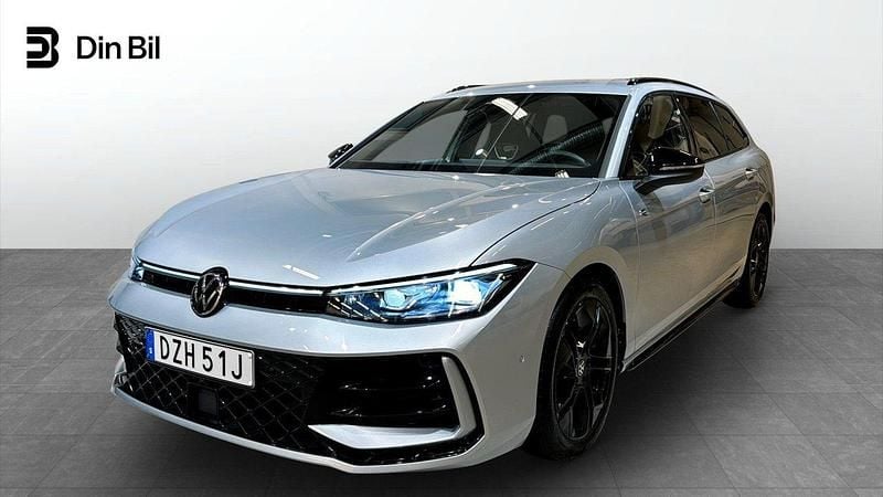 Silver Begagnad 2024 VW Passat R-line Kombi | 469 900 kr - Bild 1/4